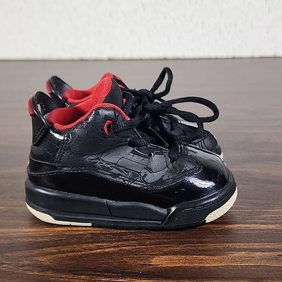 Kids 9 Jordan Dub Zero Mid Athletic Shoes Black Red Size 4.5 C - Picture 4 of 11